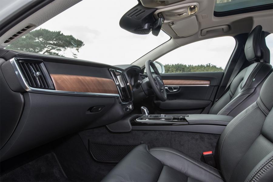 Интерьер Volvo V90 T8 Inscription 2017 года  (UK) (фото 9 из 28)